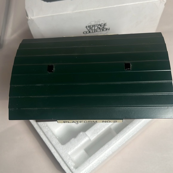 Department 56 / Heritage Village Collection /Victoria Station Train Platform - Picture 8 of 11